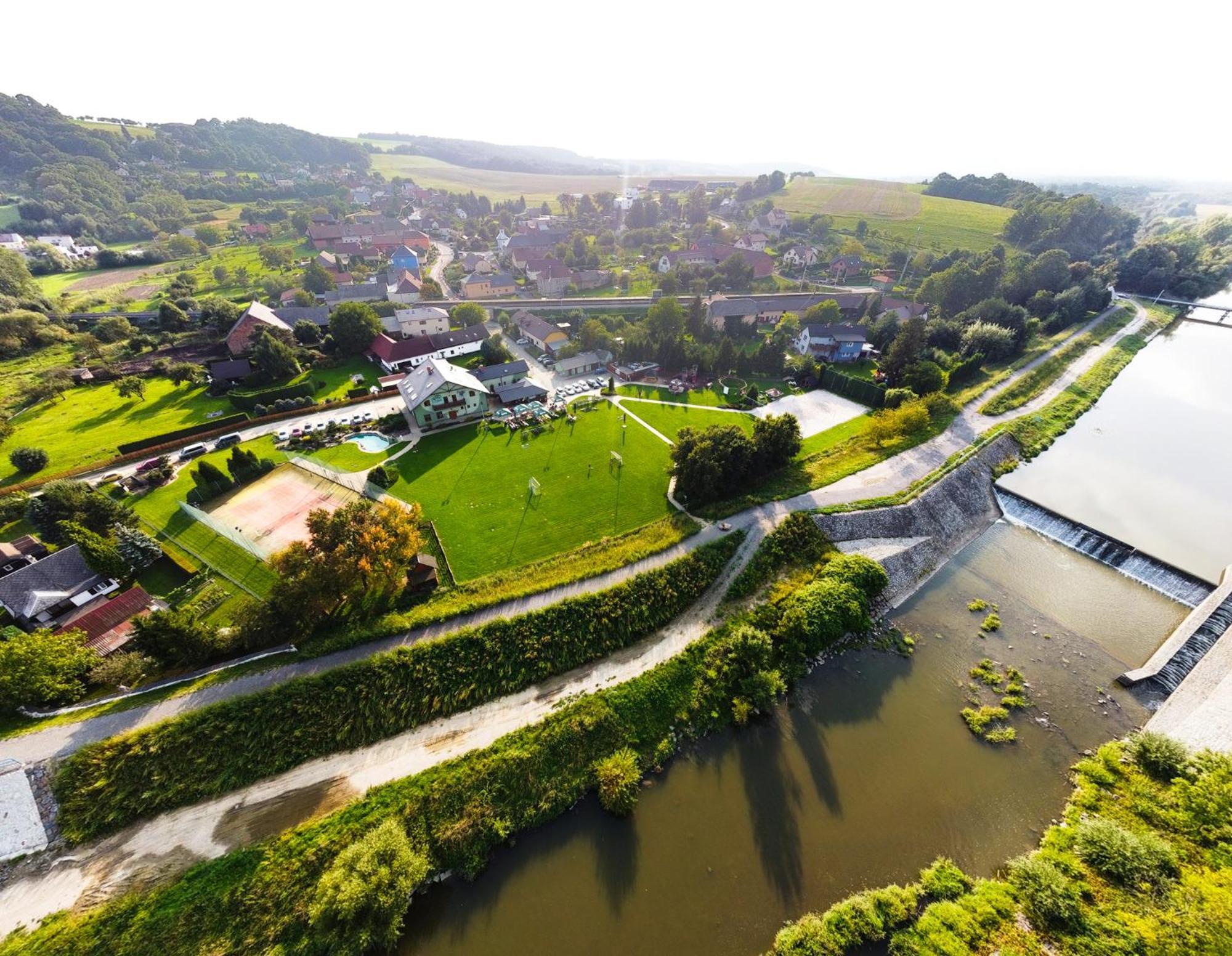 Restaurace A Penzion Kamenec Jilešovice المظهر الخارجي الصورة